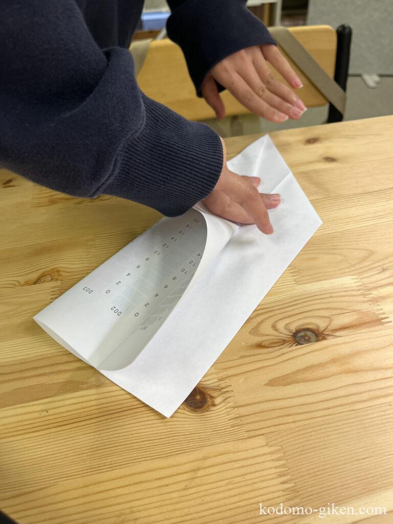 サイエンス教室で紙飛行機の制作中