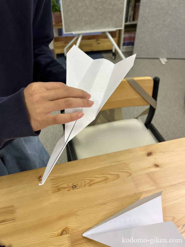 サイエンス教室で、紙飛行機の改良を試す