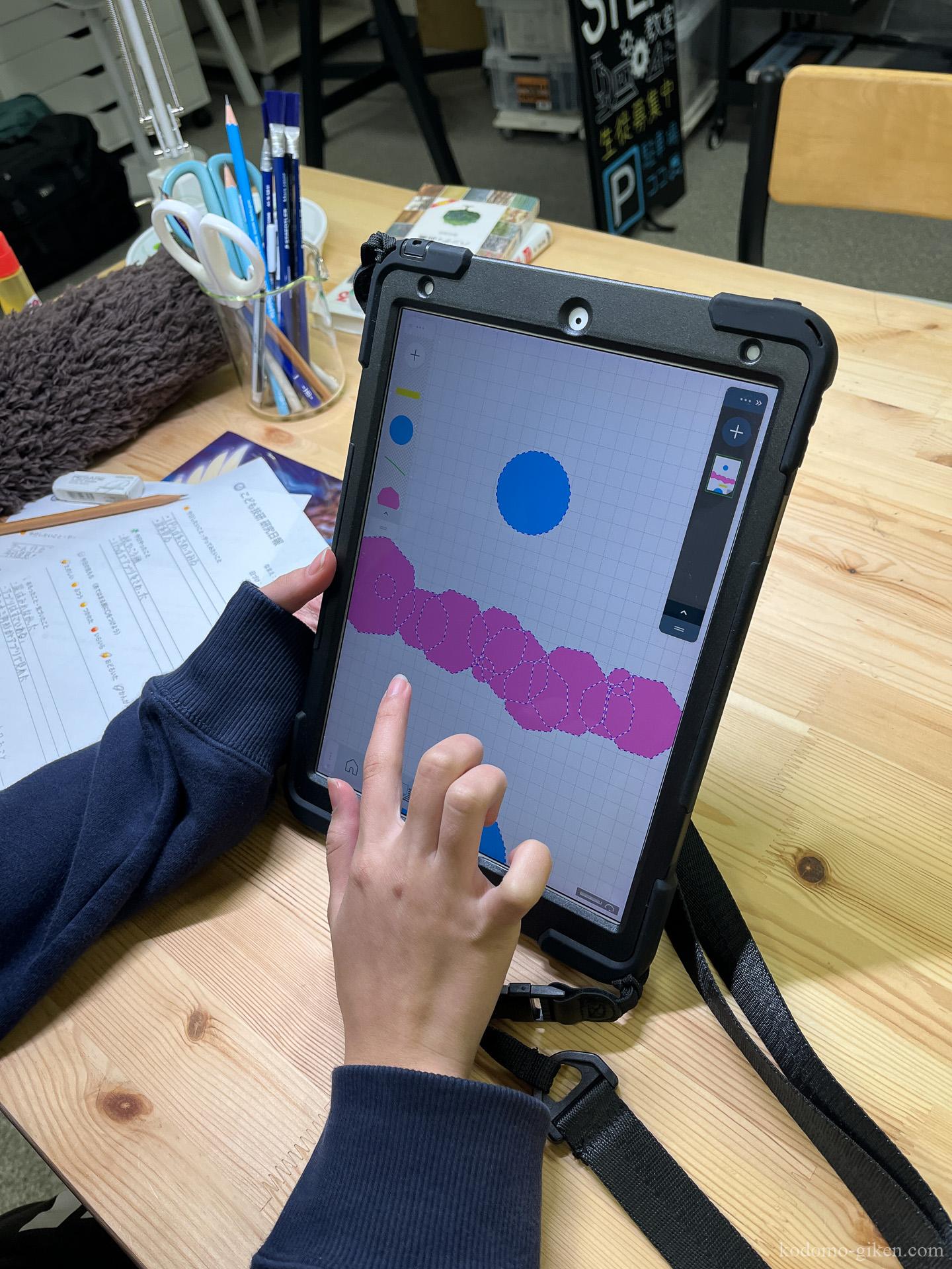 ipadでオブジェクト指向プログラミングをしている様子
