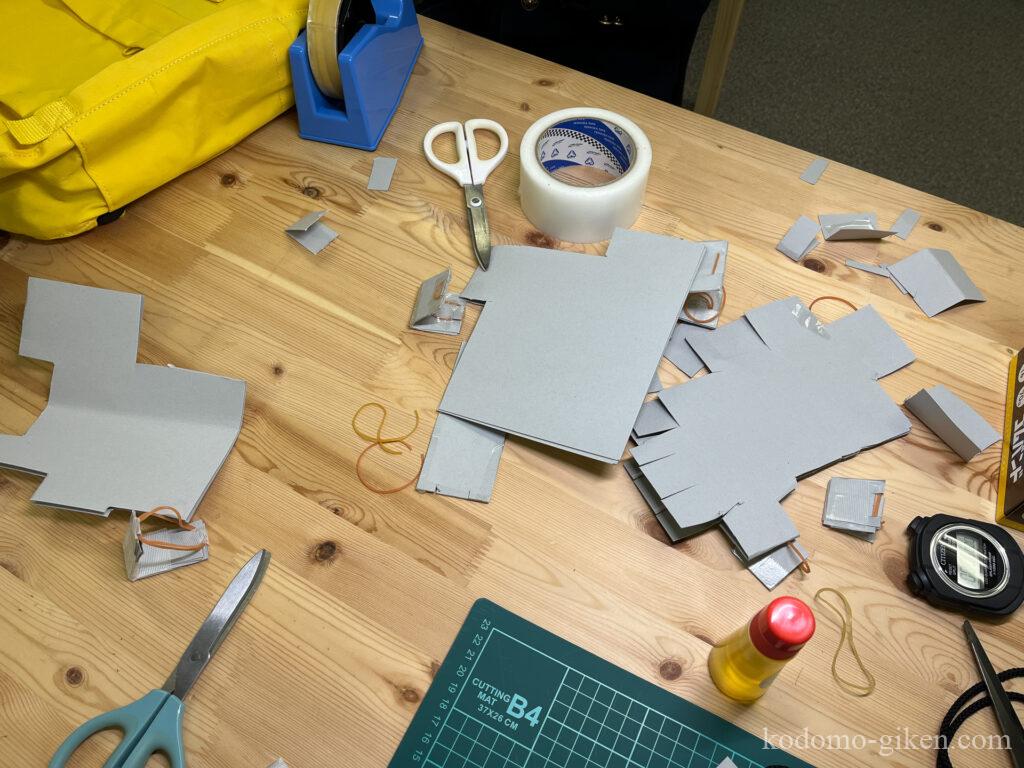 ラボでのぱっちんガエル制作の様子