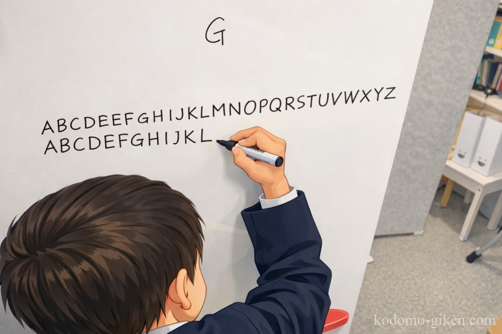 アルファベットの練習をしている小学生