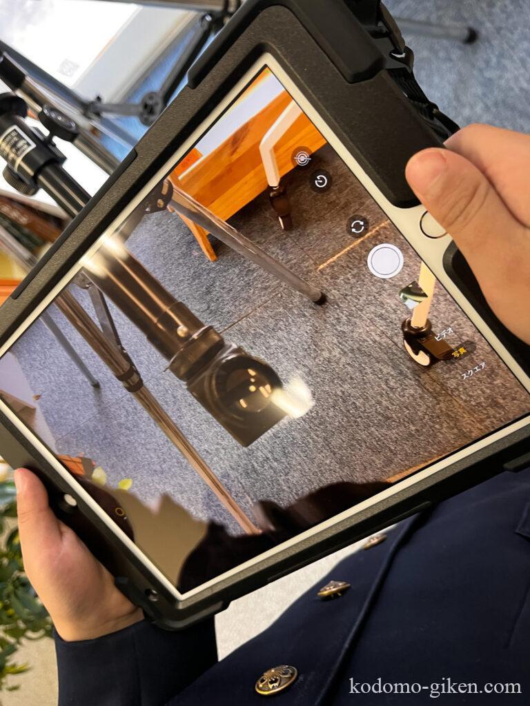 望遠鏡で写真を撮る様子